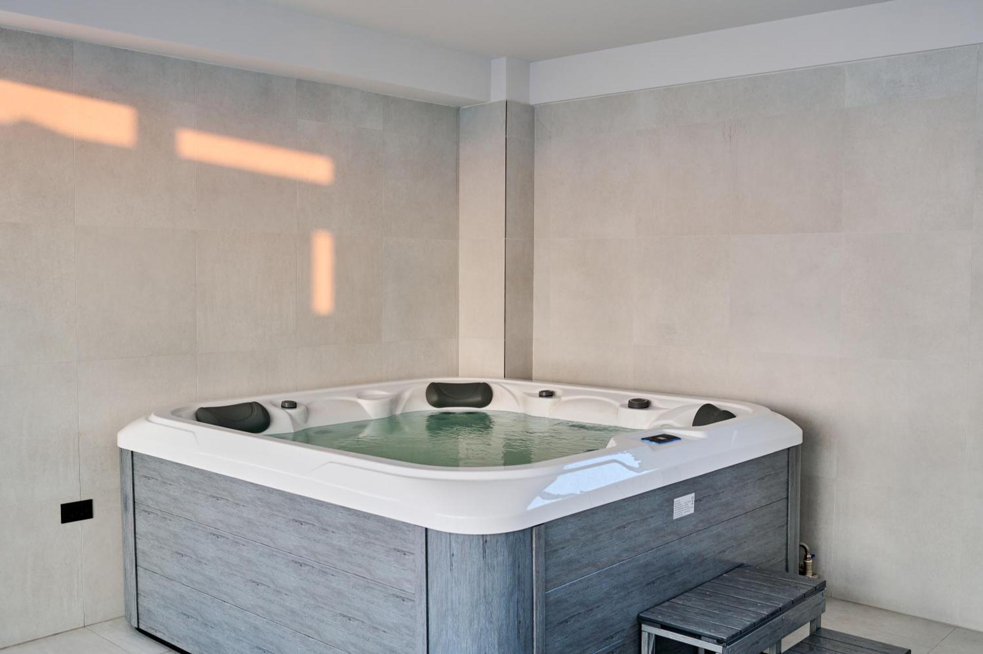 Arrogance Queen Studio - Infinity Pool & Spa Năvodari Екстериор снимка