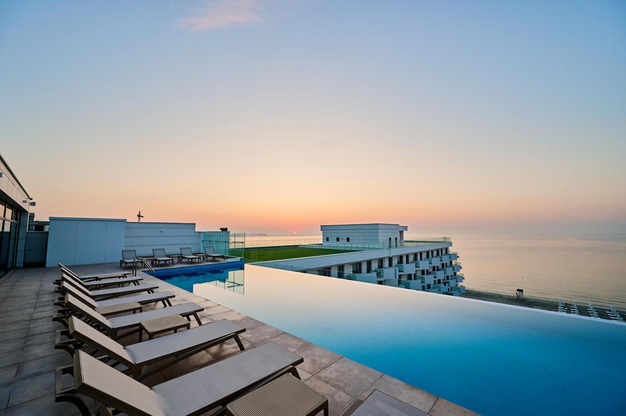 Arrogance Queen Studio - Infinity Pool & Spa Năvodari Екстериор снимка
