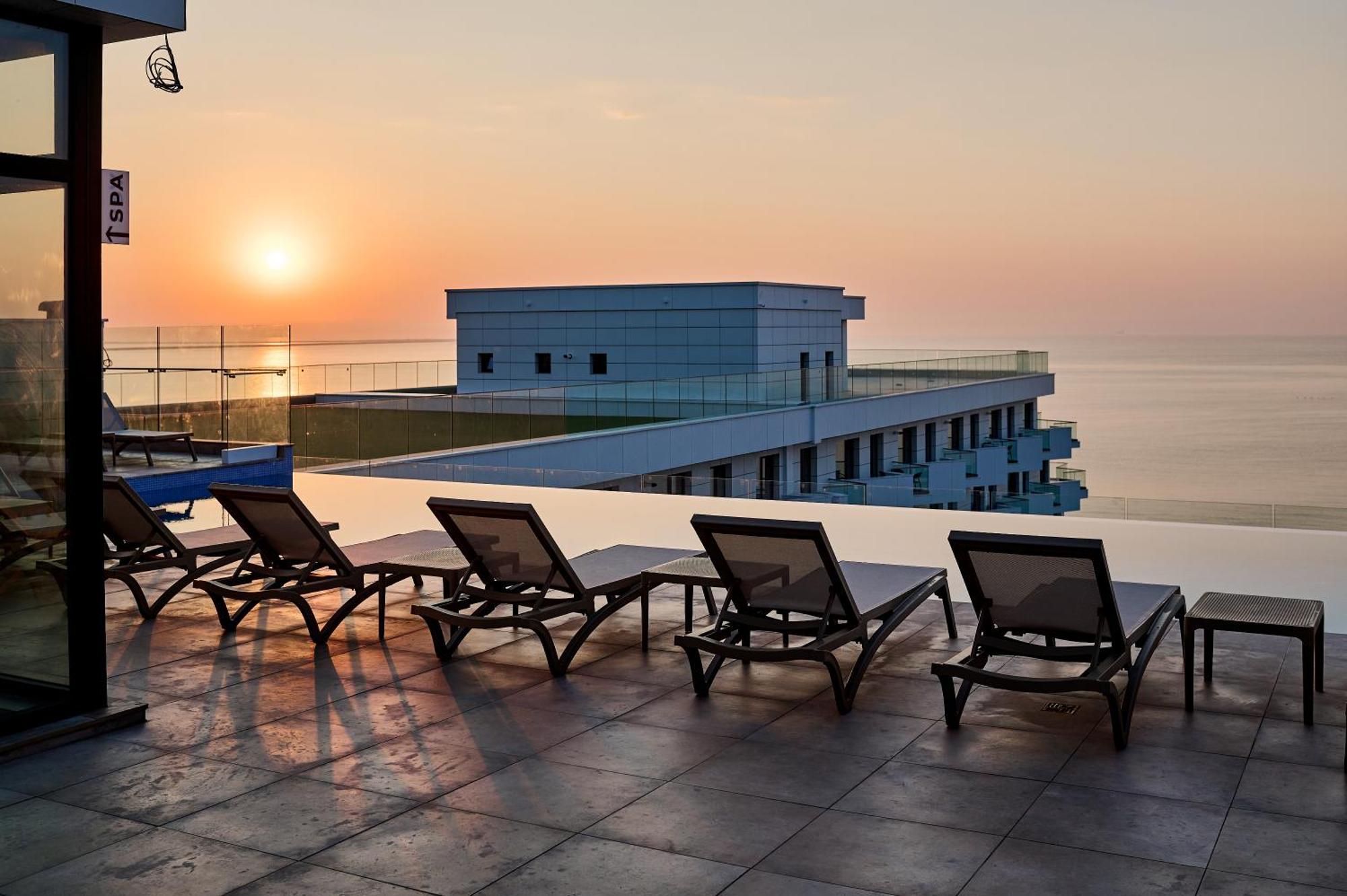 Arrogance Queen Studio - Infinity Pool & Spa Năvodari Екстериор снимка
