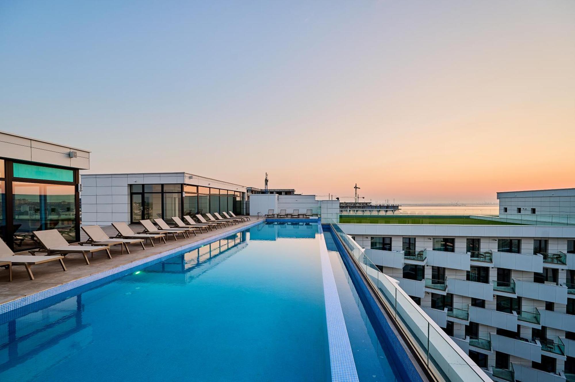 Arrogance Queen Studio - Infinity Pool & Spa Năvodari Екстериор снимка